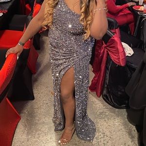 One should dress, never worn, *i made an mistake and order two of them*